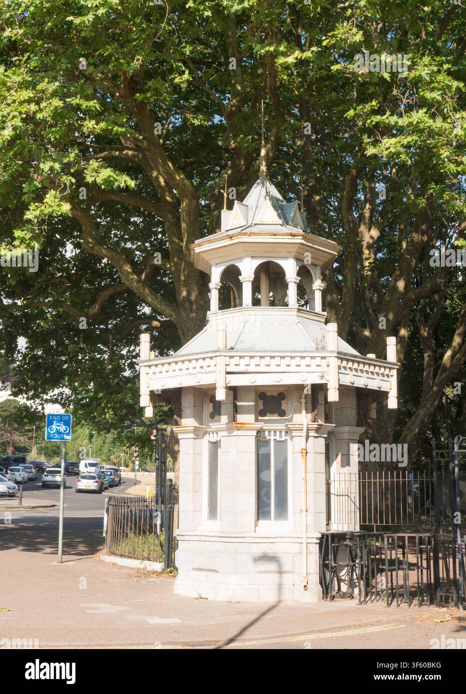 Ein kunstvoller achteckiger Eingangspavillon oder Ticketschalter außerhalb des Torquay Recreation Ground in Devon, England, UK Stockfoto