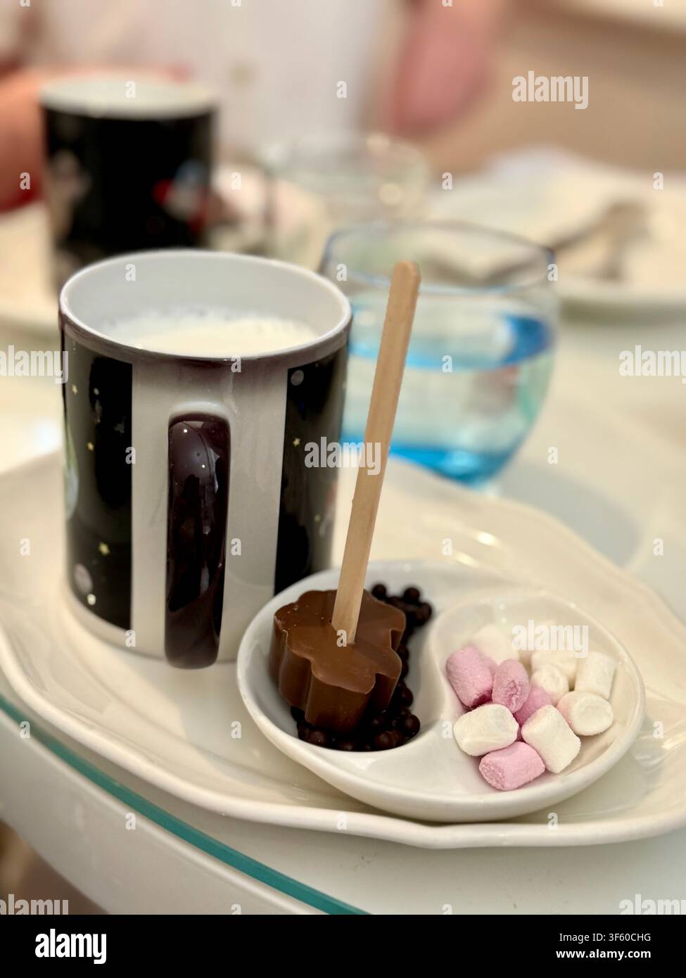London, England, Vereinigtes Königreich - 16. Juli 2026: Heiße Schokolade serviert mit einem Schokoladenrührer, Marshmallows und Schokoladenperlen bei Science Tea Stockfoto