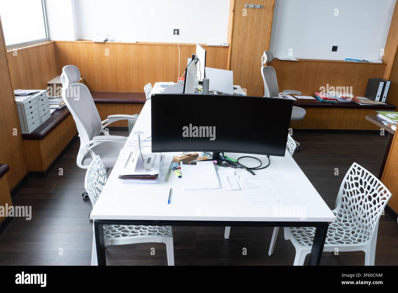 Das Büro ist leer von Menschen Stockfoto