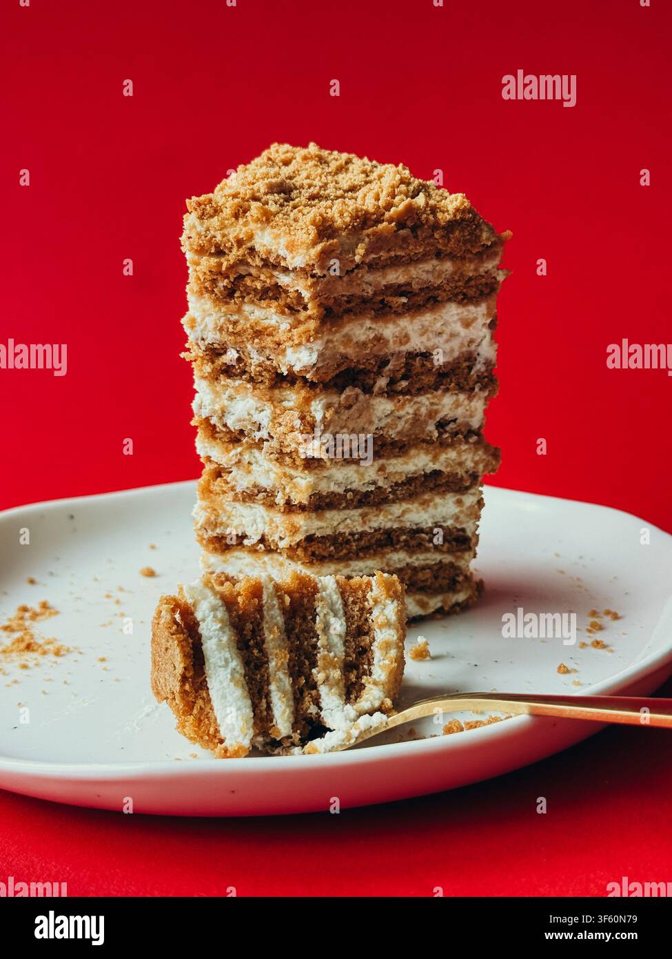 Klassischer geschichteter Honigkuchen Medovik, dekoriert mit frischen Erdbeeren und Blaubeeren - Smartphone-aufgenommenes Stockfoto