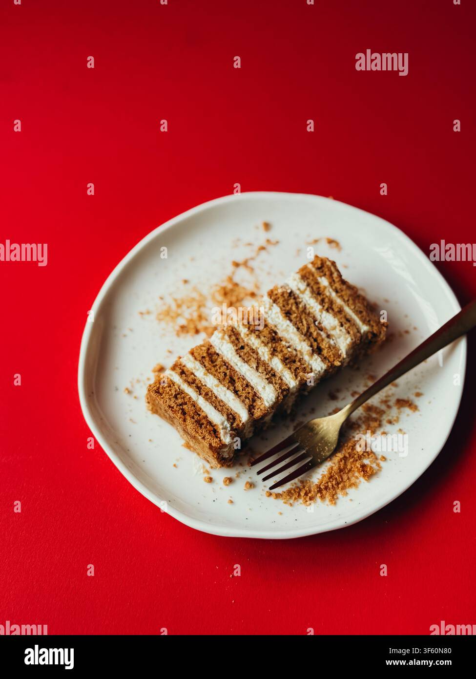 Klassischer geschichteter Honigkuchen Medovik, dekoriert mit frischen Erdbeeren und Blaubeeren - Smartphone-aufgenommenes Stockfoto