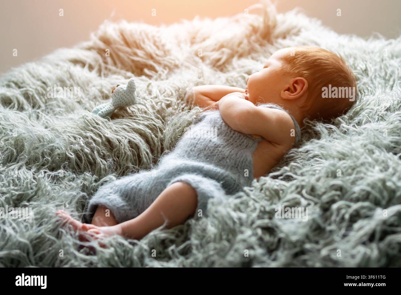 Schlafendes Neugeborenes, das auf weicher, flauschiger Decke ruht Stockfoto