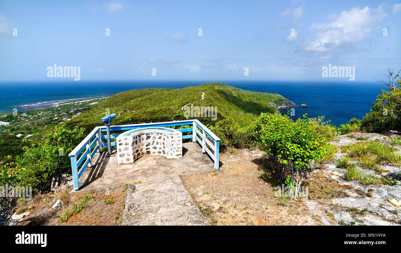 Hochwinkelaufnahme eines Hügelplateaus-Belvedere an der Kapelle Notre Dame du Calvaire und blauer Meereslandschaft auf der Insel La Désirade in Guadeloupe, Frankr Stockfoto