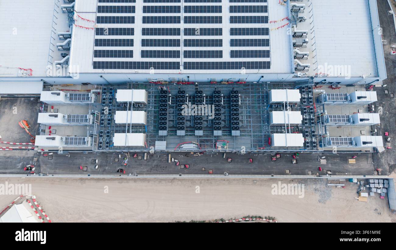 Luftbild der BYES MIL08-Datenzentrumsanlage mit umfangreichen Solarpaneelen auf dem Dach und industriellen Kühleinheiten, Siziano, Lombardia, Italien. Stockfoto