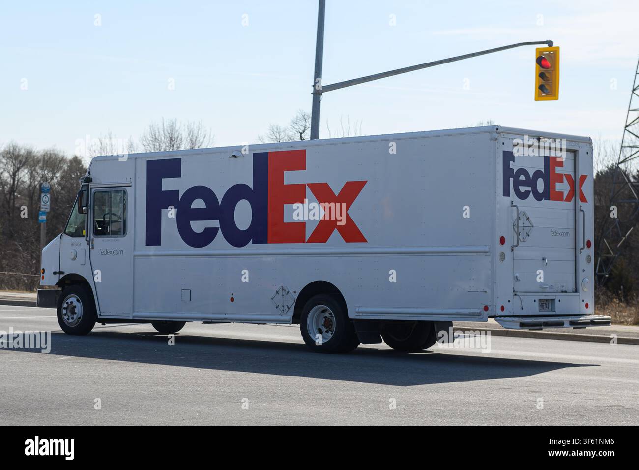 Toronto, ON, Kanada - 14. April 2026: Ein FedEx-Lieferwagen wird im Transit fotografiert, der die Unternehmensmarke von FedEx in Toronto zeigt. Stockfoto