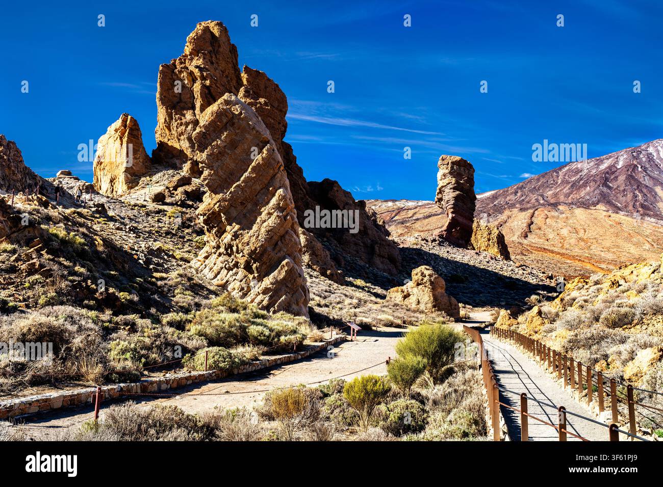 Spektakulärer Blick auf die Felsformationen Roque Cinchado und Roques de Garcia im Teide-Nationalpark, Teneriffa, Kanarische Inseln, Spanien. Stockfoto