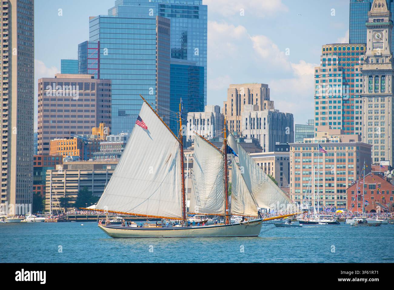 American Eagle, ein Gaffelkrigg-Schoner-Segelschiff, segelte während Sail Boston 2026 im Boston Harbor, Boston, Massachusetts, MA, USA. Stockfoto