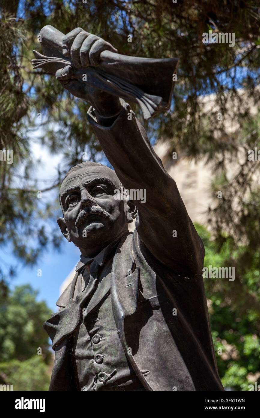 Bronzestatue von Manwel Dimech, maltesischer Sozialist und Sozialreformer, der seine Faust mit einem zusammengeballten Papier im Castille Square, Valletta, Malta erhebt Stockfoto