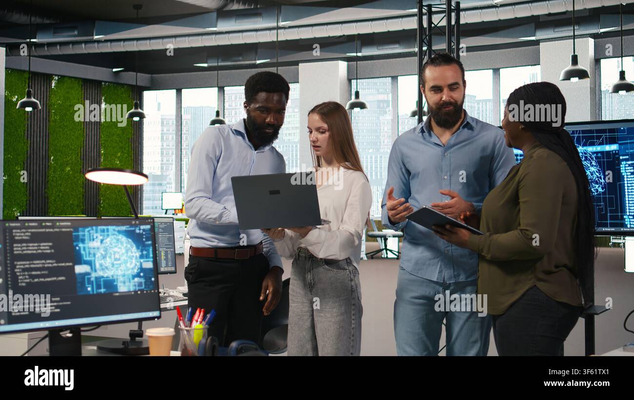Porträt teamarbeitender Programmierer im Büro, die Apps mithilfe von KI-Automatisierung entwickeln. Team aus lächelnden IT-Experten, die an Geräten arbeiten, Anwendungen mit künstlicher Intelligenz debuggen, Kamera A Stockfoto