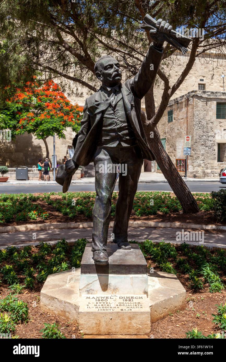 Bronzestatue von Manwel Dimech, maltesischer Sozialist und Sozialreformer, der seine Faust mit einem zusammengeballten Papier im Castille Square, Valletta, Malta erhebt Stockfoto