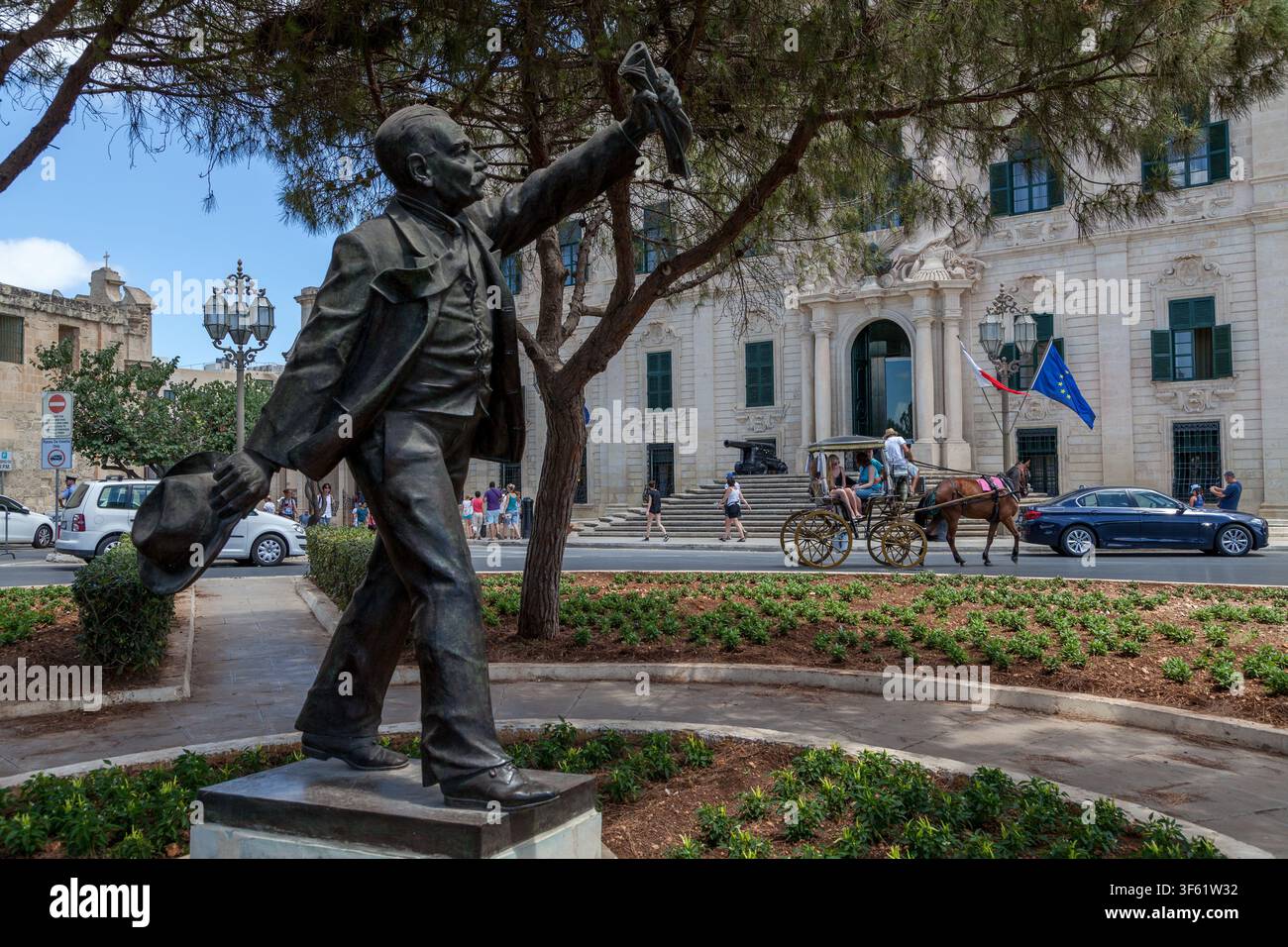 Bronzestatue von Manwel Dimech, maltesischer Sozialist und Sozialreformer, der seine Faust mit einem zusammengeballten Papier im Castille Square, Valletta, Malta erhebt Stockfoto