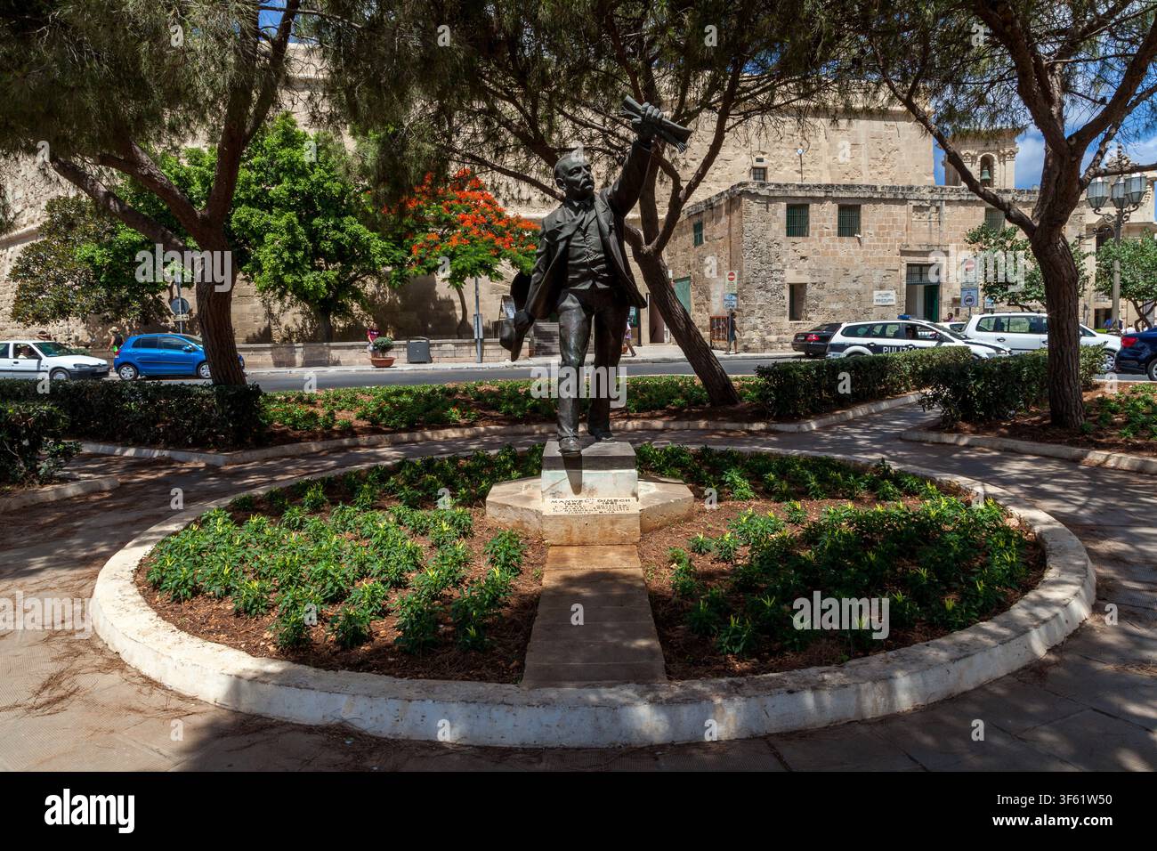 Bronzestatue von Manwel Dimech, maltesischer Sozialist und Sozialreformer, der seine Faust mit einem zusammengeballten Papier im Castille Square, Valletta, Malta erhebt Stockfoto