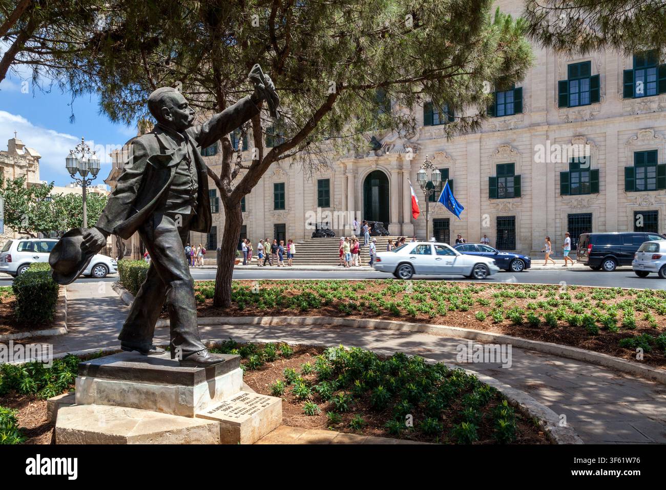 Bronzestatue von Manwel Dimech, maltesischer Sozialist und Sozialreformer, der seine Faust mit einem zusammengeballten Papier im Castille Square, Valletta, Malta erhebt Stockfoto