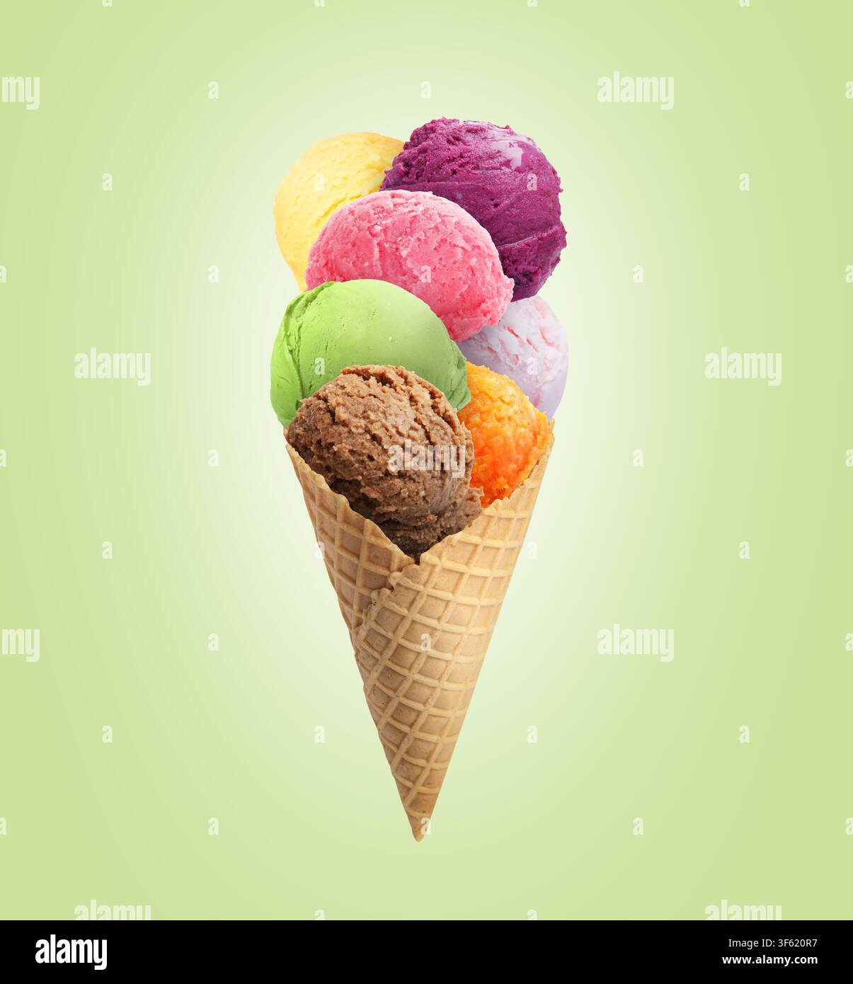 Eisschöpfe in einer Waffeltüte auf hellgrünem Hintergrund Stockfoto