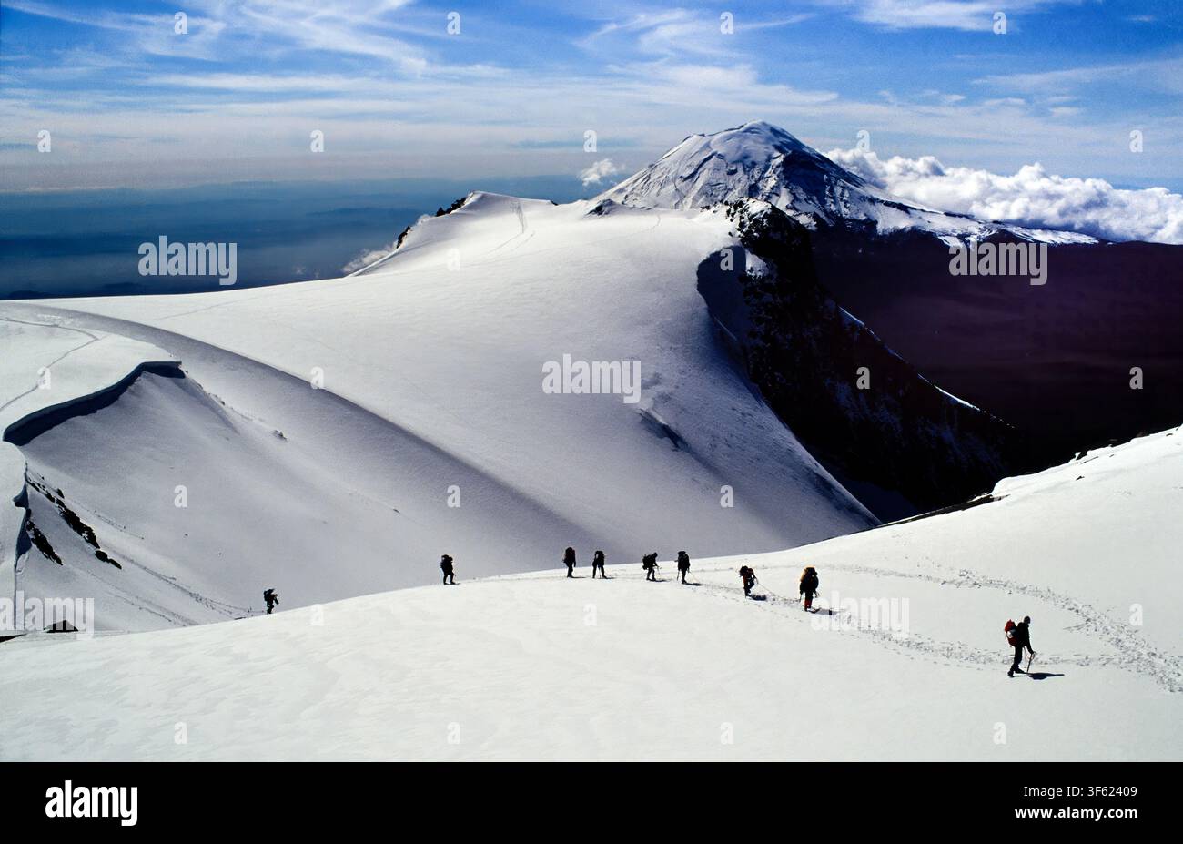 Ein Team von Bergsteigern wandert auf und ab entlang des langen Kamms auf dem Ixtaccihuatl 5.230 m. Mexiko. Stockfoto