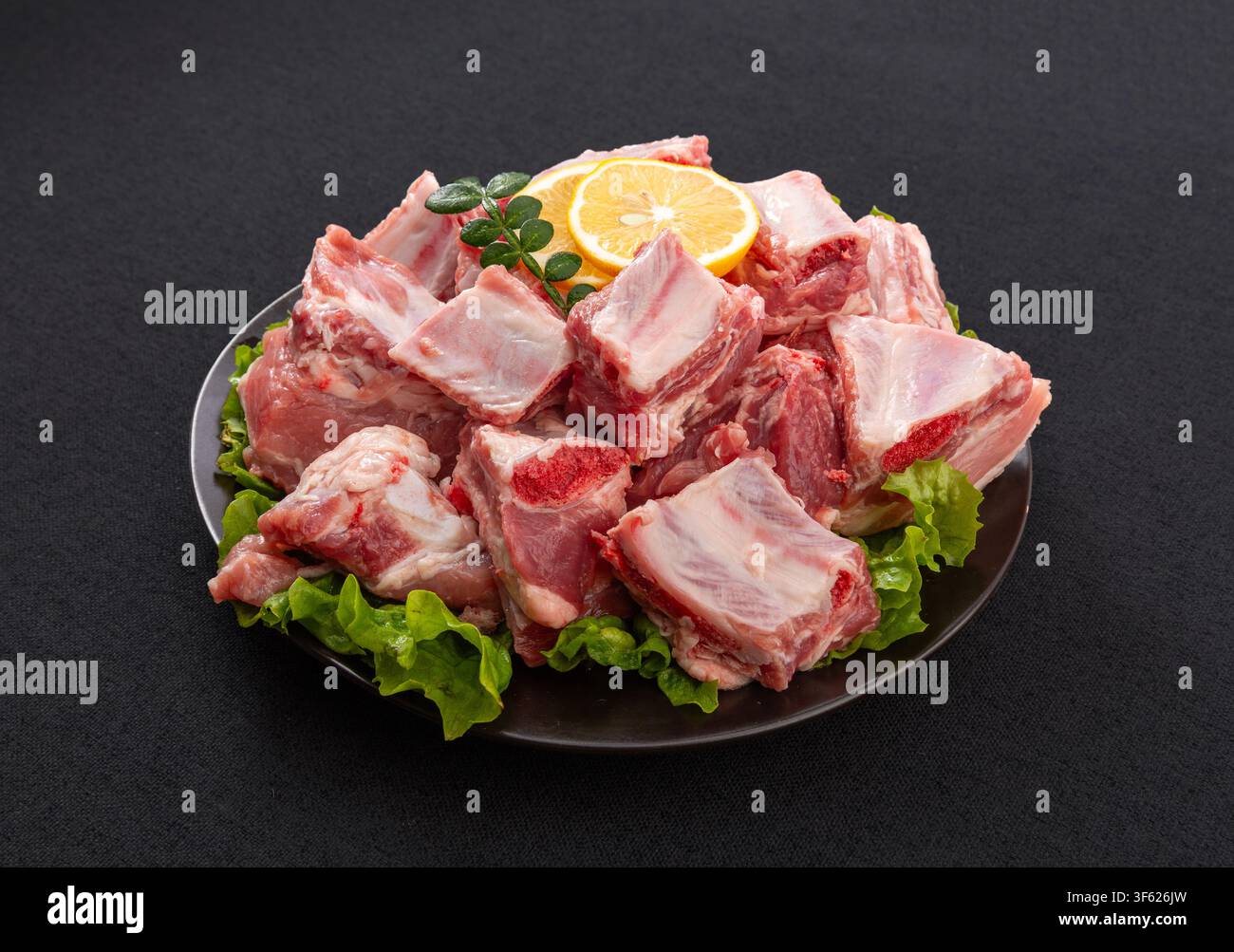 Frische rohe Schweinerippchen-Schnitzel mit Zitrone Stockfoto