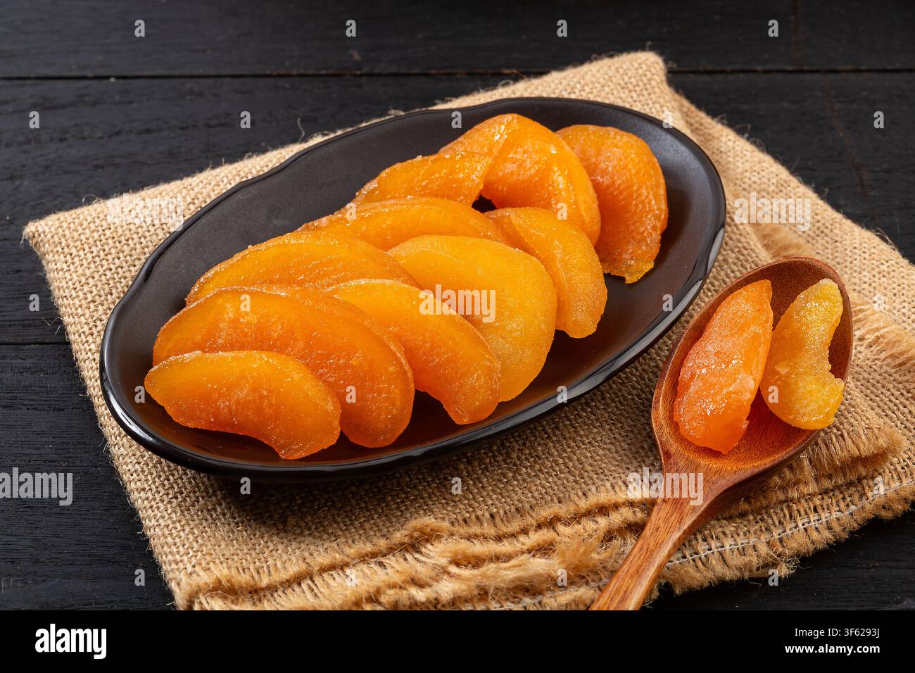 Trocknete gelbe Pfirsichscheiben, süßer eingelegter Obstsnack Stockfoto