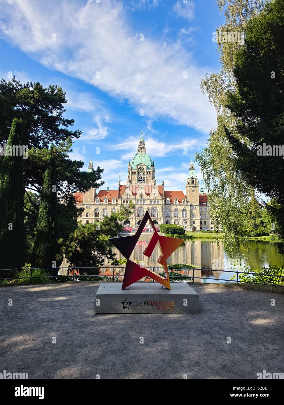 Hannover, Niedersachsen, Deutschland - 24. Juli 2026: Blick auf das Neue Rathaus in Hannover mit dem Logo der Die Finals 2026-Multisportveranstaltung, das auf der F… Stockfoto