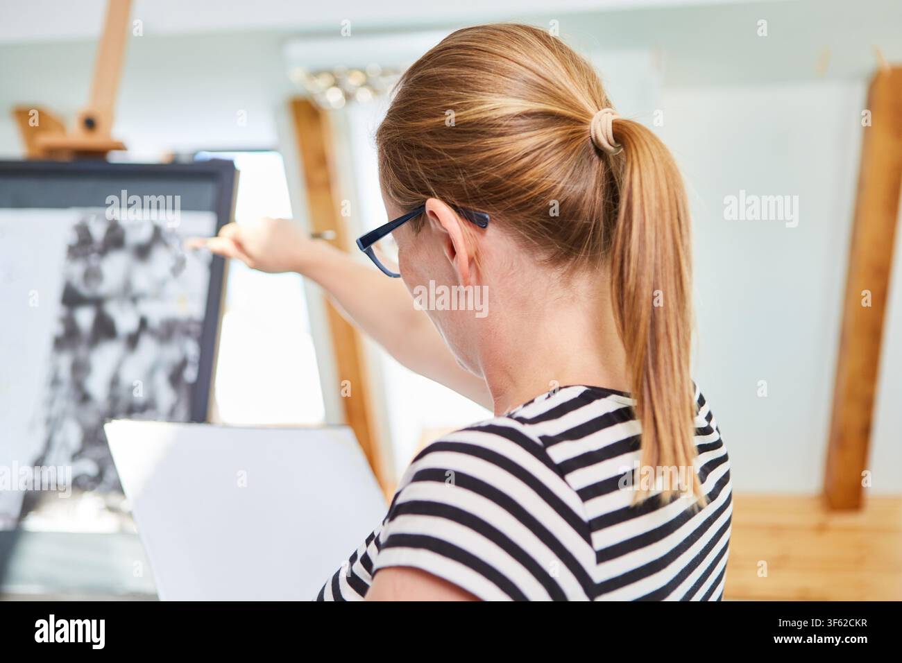 Frau als Kunststudentin in einem Seminar oder Workshop der Kunstakademie lernt Malerei Stockfoto