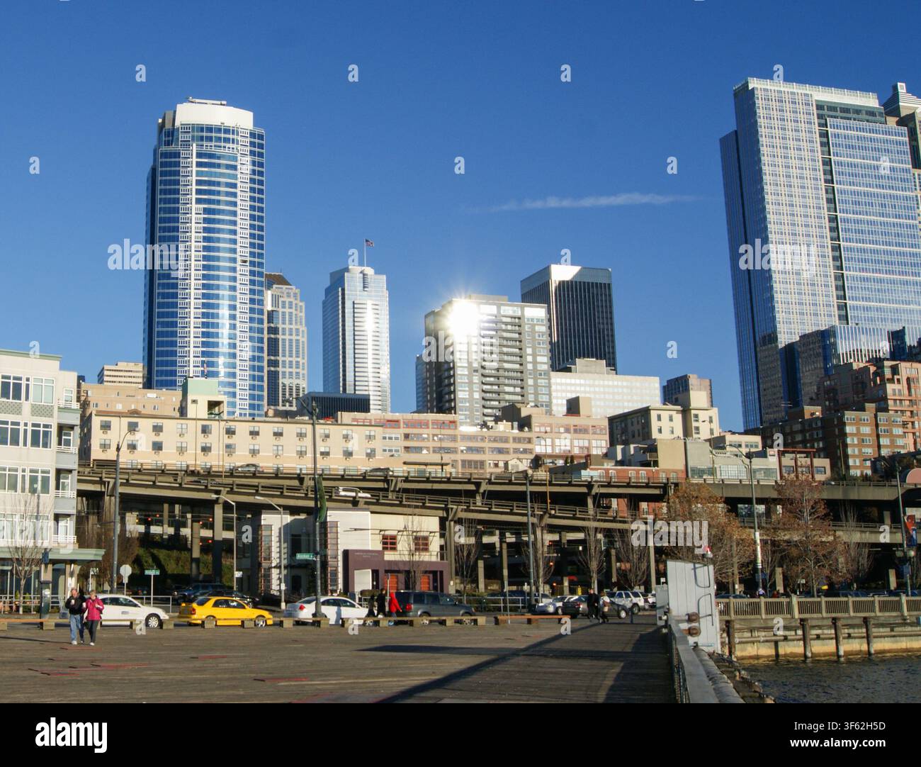 Uferpromenade von Seattle mit dem Alaskan Way Viaduct und der Skyline der Innenstadt, fotografiert in Seattle, Washington, im Jahr 2010, bevor die Viadukt abgerissen wurde. Stockfoto