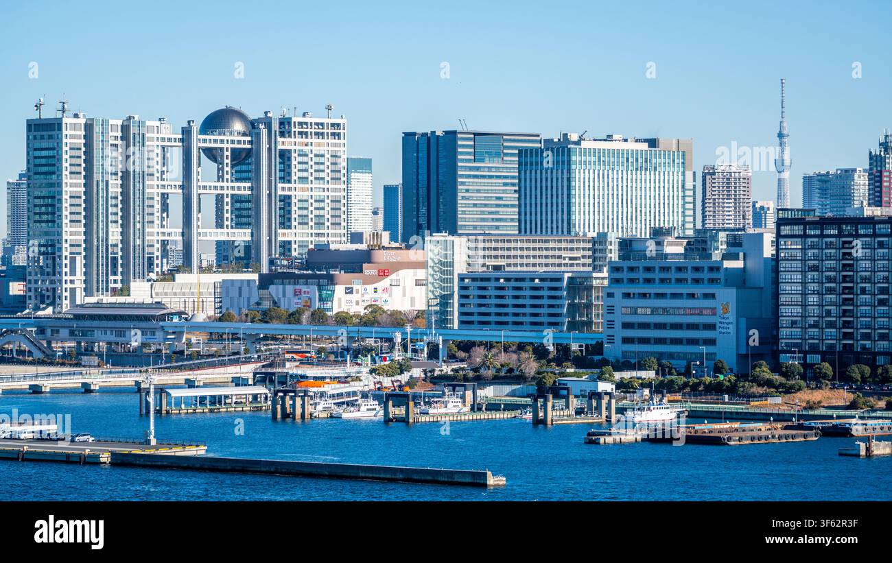 Tokio Japan, 24. Januar 2026: Panoramablick auf die Skyline der Insel Odaiba mit dem Fuji-TV-Turm und dem Tokyo Plaza Einkaufszentrum mit dem Skytree im Hintergrund in Odaiba Tokio Stockfoto