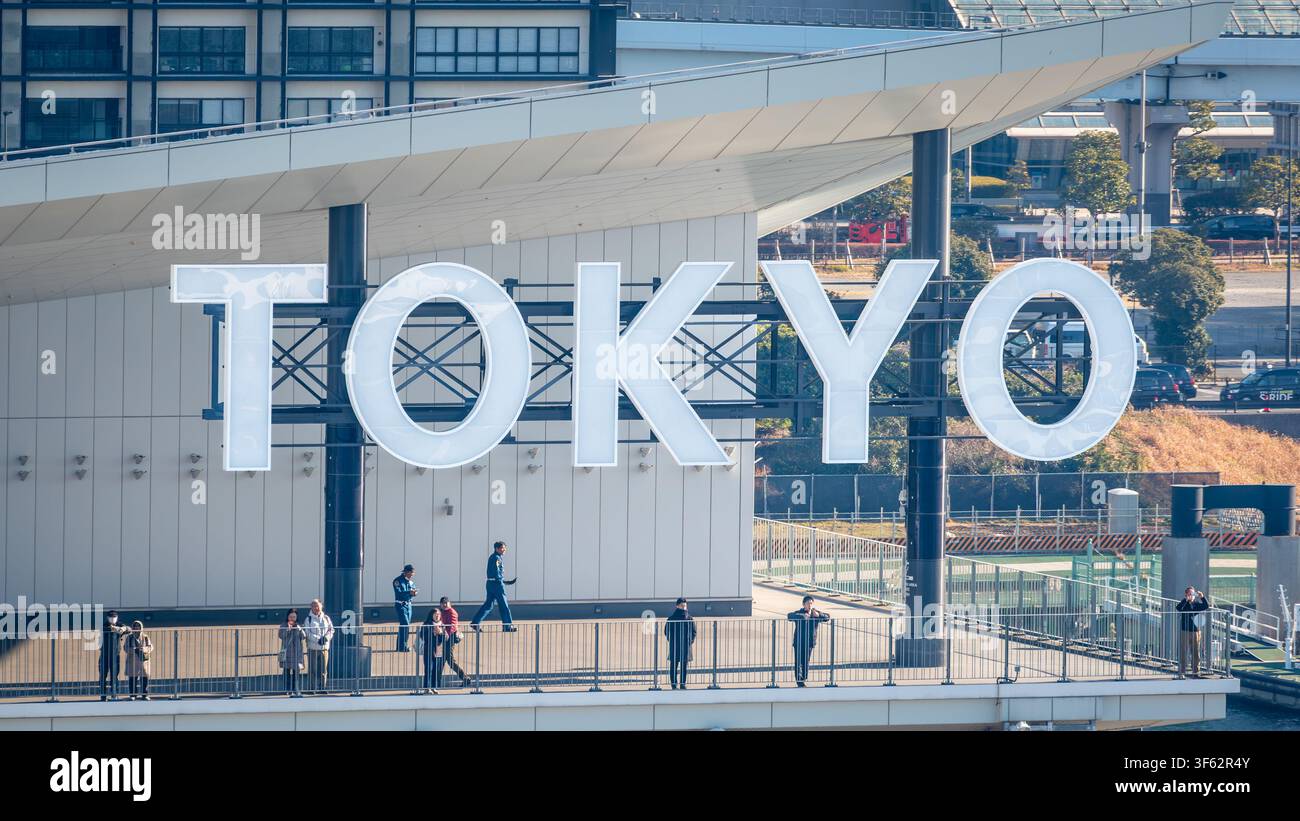 Tokio Japan, 24. Januar 2026: Riesiges Tokio-Stadt-Schild mit weißen Buchstaben auf dem Gebäude des Tokyo International Cruise Terminal in Japan Stockfoto