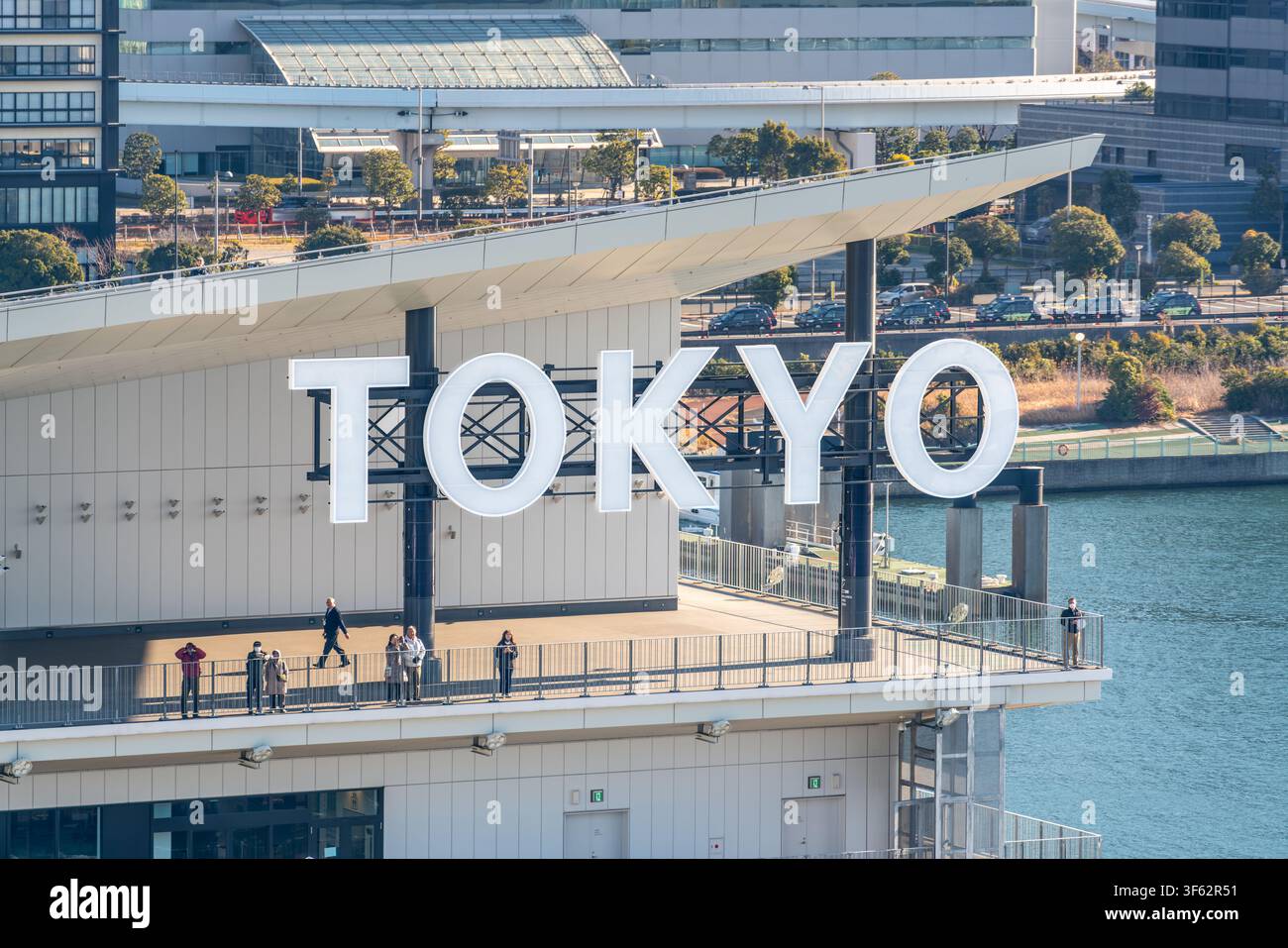 Tokio Japan, 24. Januar 2026: Riesiges Tokio-Stadt-Schild mit weißen Buchstaben auf dem Gebäude des Tokyo International Cruise Terminal in Japan Stockfoto