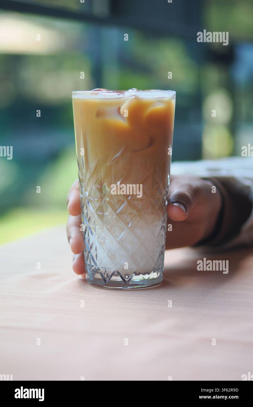 Kaltes Getränk, das auf einem Tisch in einem Café serviert wird Stockfoto