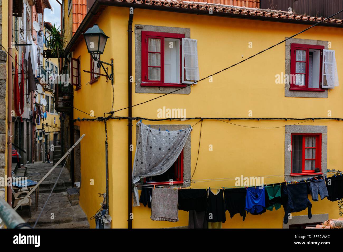 Traditionelles Gelbes Haus mit Wäsche im Viertel Ribeira, Porto, Portugal Stockfoto