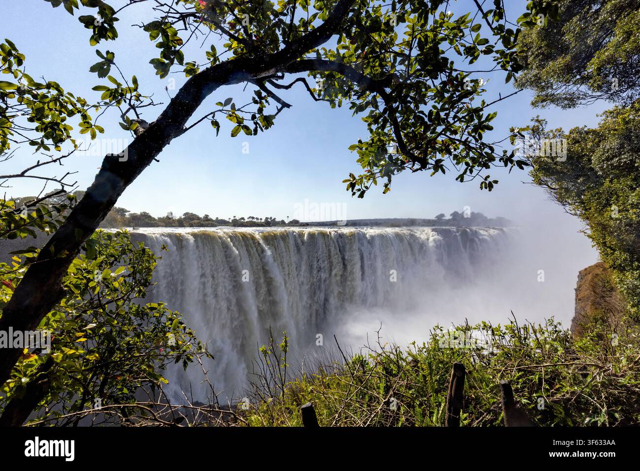 Victoriafälle in der Regenzeit mit starker, schwerer Wasserströmung - Victoriafälle, Victoria-Falls-Nationalpark, Simbabwe Stockfoto