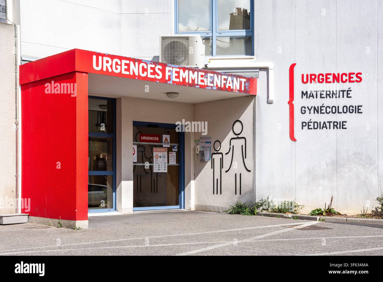 Eingang des Notdienstes für Frauen und Kinder (Geburtshilfe, Gynäkologie, Pädiatrie) im Louis-Pasteur-Krankenhaus in Cherbourg, Frankreich. Stockfoto