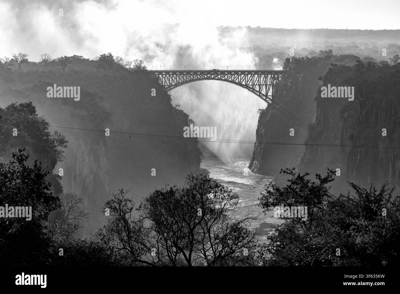 Die Victoria-Falls-Brücke aus gesehen vom Victoria Falls Hotel - Batoka-Schlucht, Victoria Falls, Simbabwe [Schwarz-Weiß-Filter] Stockfoto