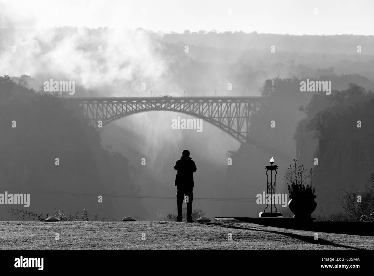 Die Victoria-Falls-Brücke aus gesehen vom Victoria Falls Hotel - Batoka-Schlucht, Victoria Falls, Simbabwe [Schwarz-Weiß-Filter] Stockfoto