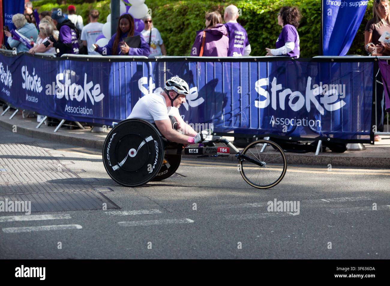Jason Richards (GBR) passiert die Bank Street Canary Wharf im Elite-Rennen der Männer im Rollstuhl; London-Marathon 2026. Er belegte den 34. Platz in 02:13:23 Stockfoto