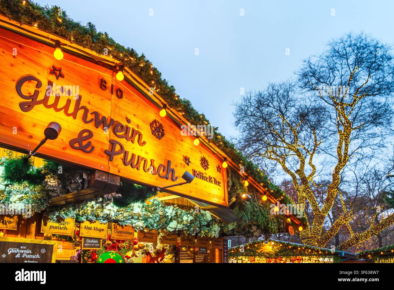 Wien, Österreich - 16. Dezember 2025. Festliche Holzstände mit Glühwein, der beleuchtete Weihnachtsmarktplatz in Wien. Stockfoto