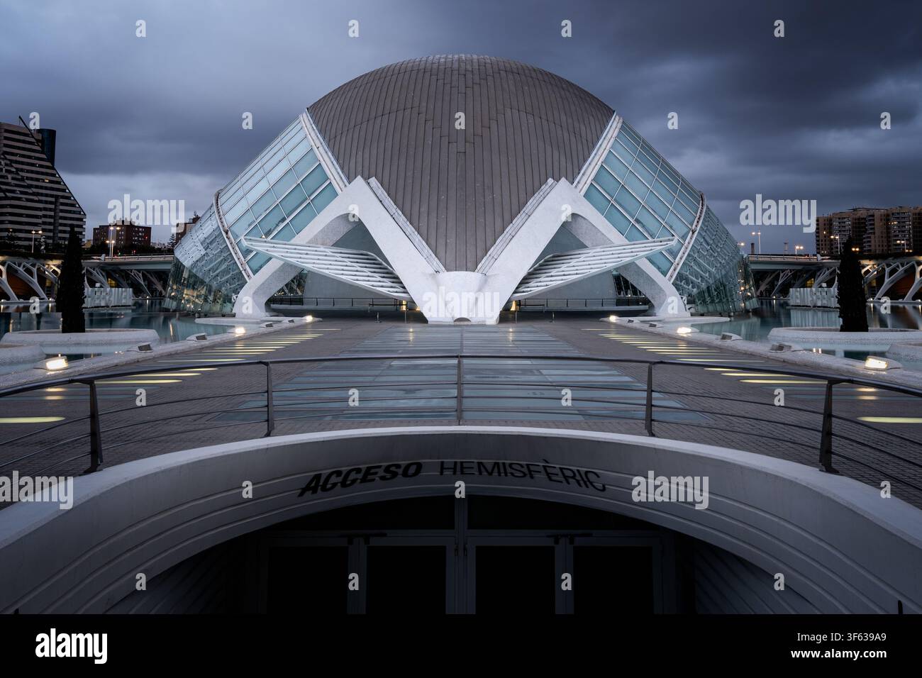 Hemisphärisches Gebäude im Stadtteil der Künste und Wissenschaften Valencia Spanien bei Nacht Stockfoto