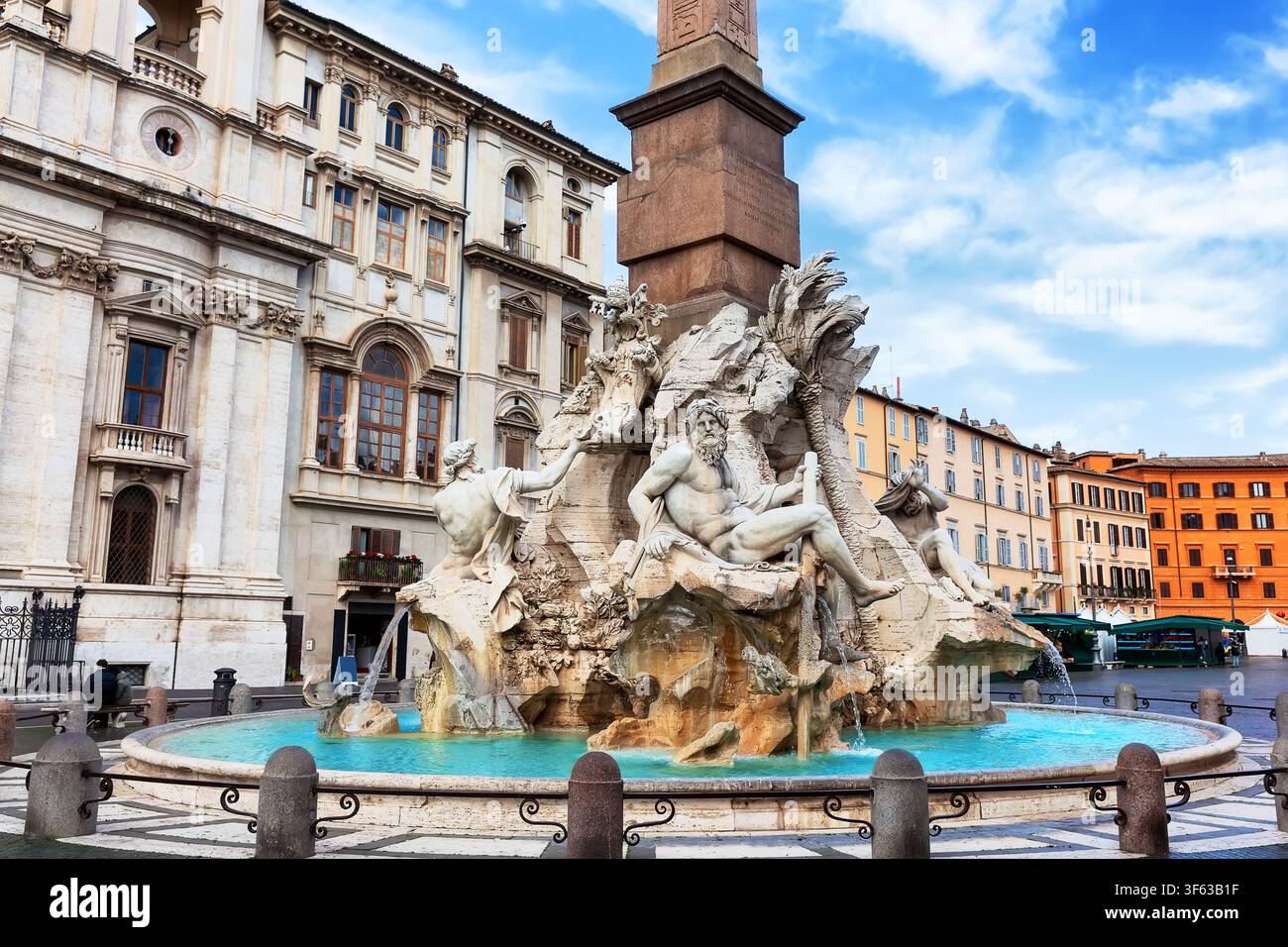 Der berühmte Brunnen der Vier Flüsse auf der Piazza Navona in Rom, Italien. Historische Barockarchitektur, Skulpturen und eines der meistbesuchten Wahrzeichen Stockfoto