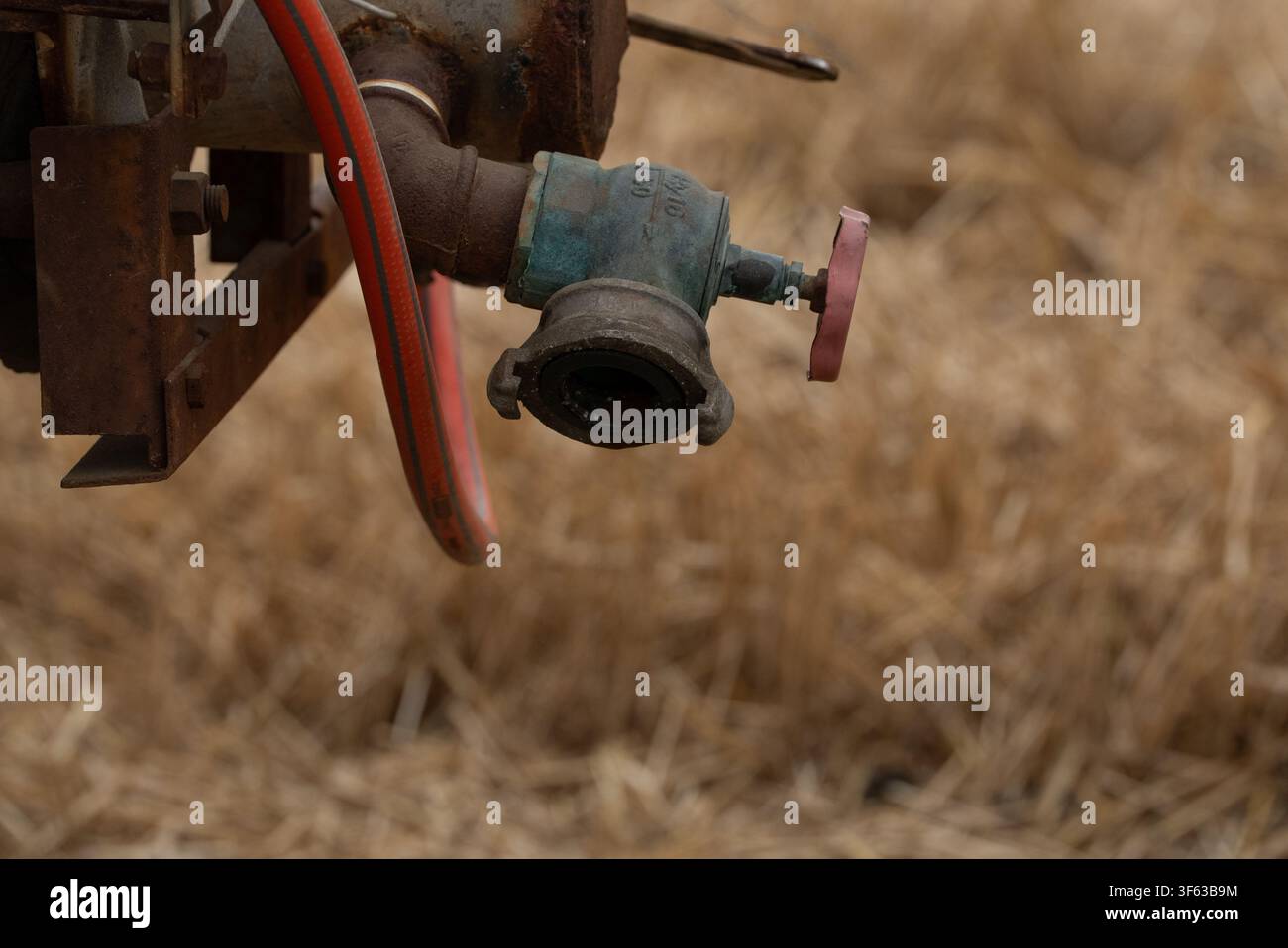 Nahaufnahme eines Farm-Wasserbehälterventils Stockfoto
