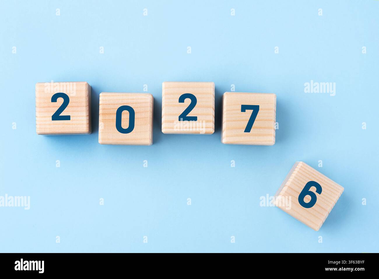 Holzwürfel mit den Zahlen des neuen Jahres 2027 Stockfoto