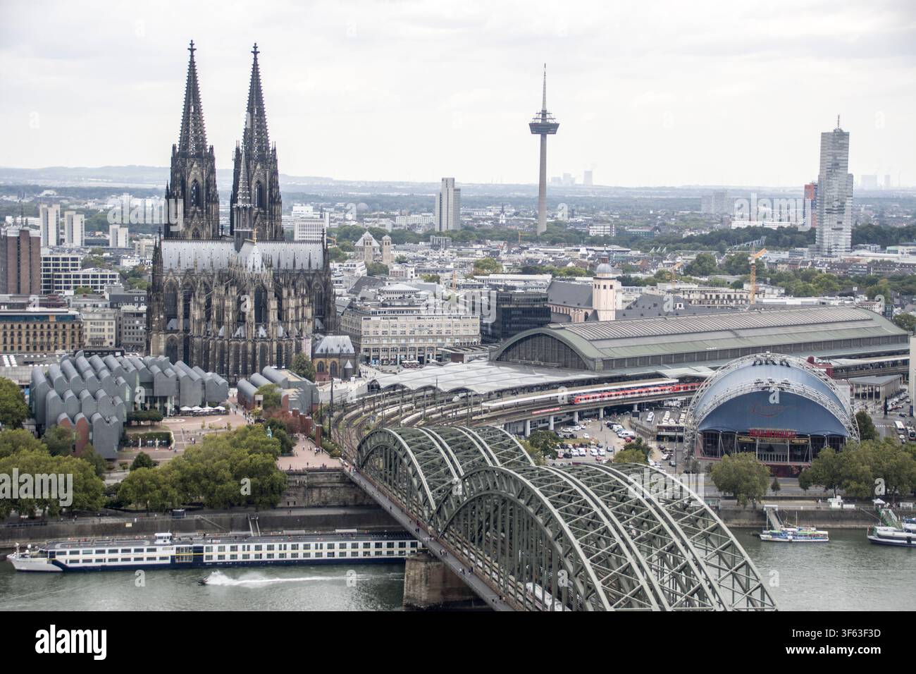 Blick vom Beobachtungsturm des Kölner Dreiecks auf den Kölner Dom, die Philharmonie und den Rhein mit der Hohenzollernbrücke, Nordrhein-Westfalen, Deutschland, Köln Stockfoto