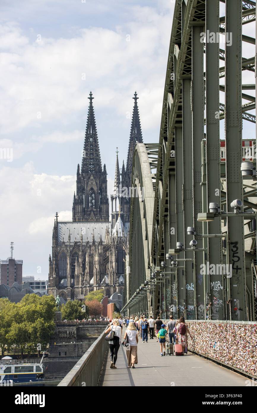 Hohenzollernbrücke und Kölner Dom, Nordrhein-Westfalen, Deutschland, Köln Stockfoto