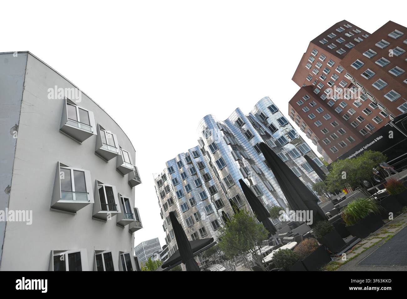 Das Gebäudeensemble NEUER ZOLLHOF in Düsseldorf, Medienhafen, auch Gehry-Gebäude genannt, entworfen vom Architekten Frank O. Gehry, Außenansicht, Architektur, Düsseldorf, 04.08.2026 Stockfoto