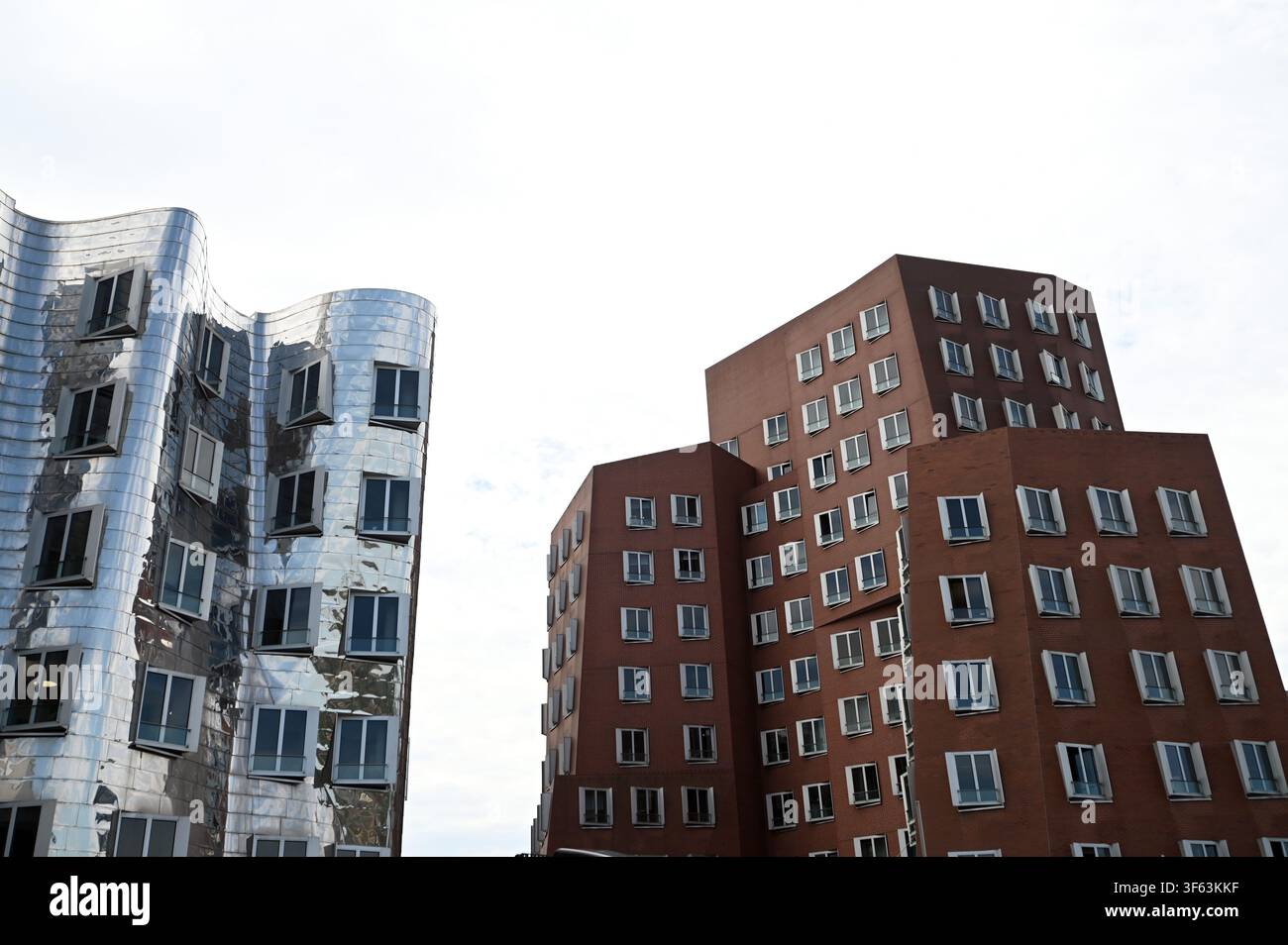 Das Gebäudeensemble NEUER ZOLLHOF in Düsseldorf, Medienhafen, auch Gehry-Gebäude genannt, entworfen vom Architekten Frank O. Gehry, Außenansicht, Architektur, Düsseldorf, 04.08.2026 Stockfoto
