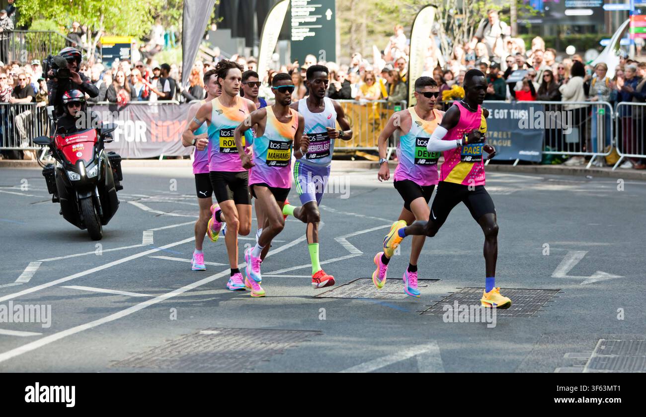 Chasing Pack der britischen Elite-Läufer der Männer beim London Marathon 2026 2026 durch die Bank Street in Canary Wharf, in der Reihenfolge Patrick Dever, Weynay Ghebresilasie, Mahamed Mahamed, Jack Rowe, Peter Lynch (IRL) und Philip Sesemann. Sie beendeten den 11., 13., 10., 14., 9. 16. Mahamed Mahamed war der schnellste britische Athlet mit einer Zeit von 02:06:14. Stockfoto