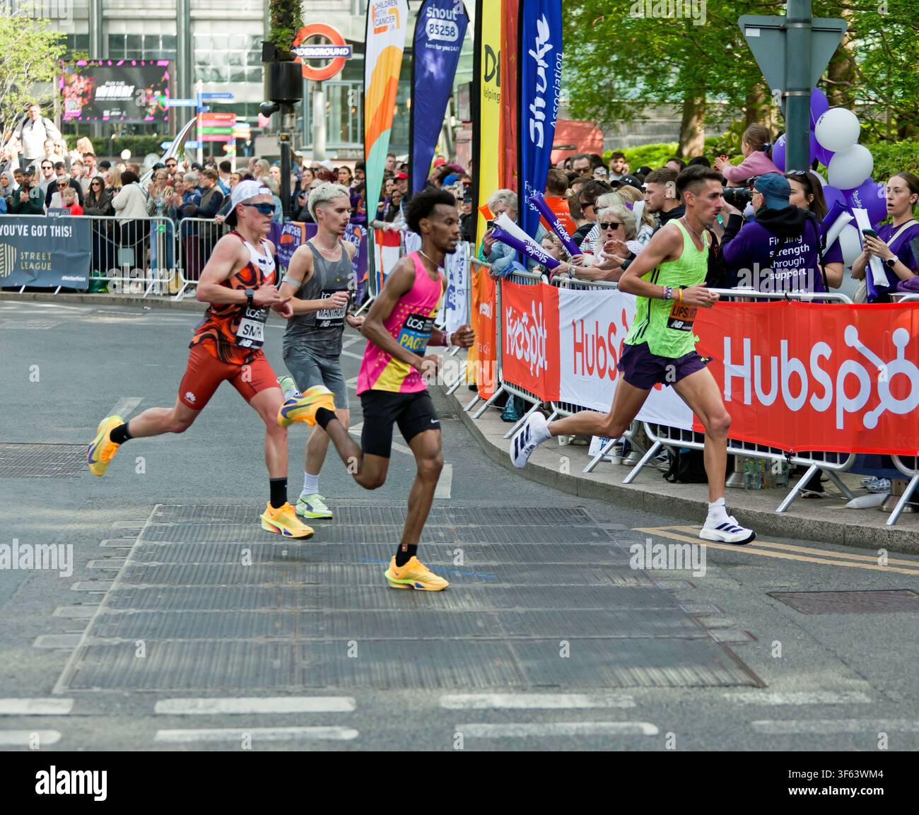 Adam Lipschitz (RSA), Alfie Manthorpe (GBR) und Jake Smith (GBR), die während des Männer-Eliterennens im London-Marathon 2026 durch die Bank Street, Canary Wharf, laufen. Sie beendeten das Rennen auf den Plätzen 18, 20 und 21 mit Zeiten von 02:09:53, 02:11:31 und 02:12:19 Stockfoto