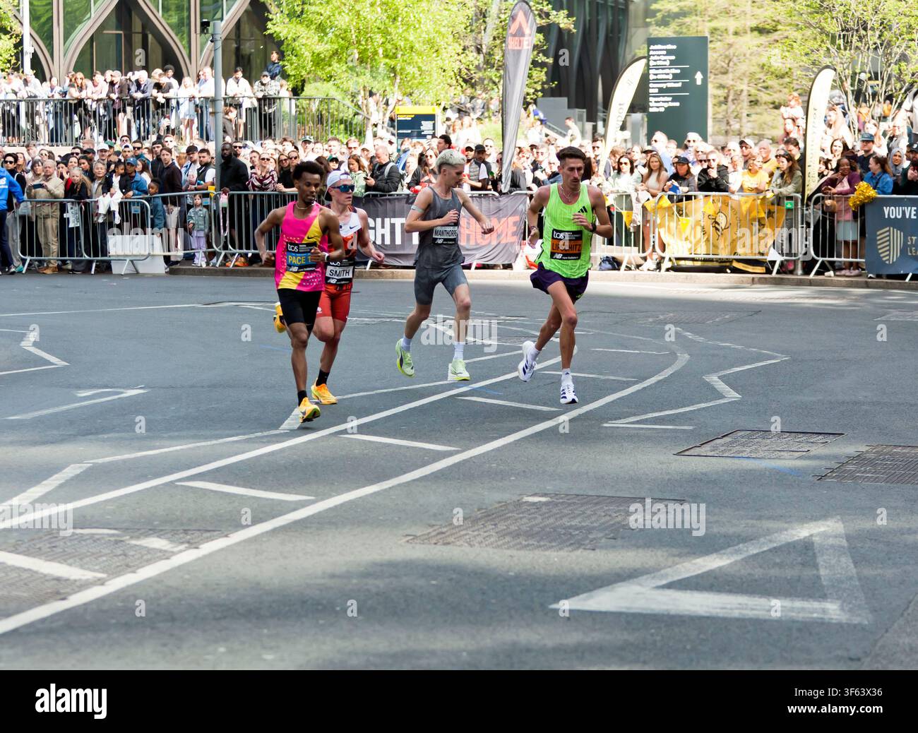 Adam Lipschitz (RSA), Alfie Manthorpe (GBR) und Jake Smith (GBR), die während des Männer-Eliterennens im London-Marathon 2026 durch die Bank Street, Canary Wharf, laufen. Sie beendeten das Rennen auf den Plätzen 18, 20 und 21 mit Zeiten von 02:09:53, 02:11:31 und 02:12:19 Stockfoto