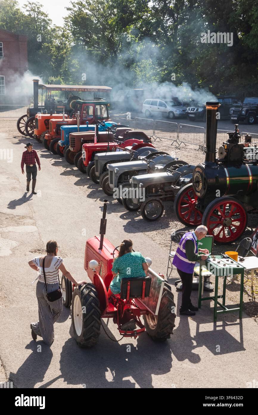 England, Hampshire, Ropley, Ropley Station, Mid-Hants Heritage Railway, auch bekannt als Watercress Line, Ausstellung von Vintage Steam Traktionsmotoren Stockfoto