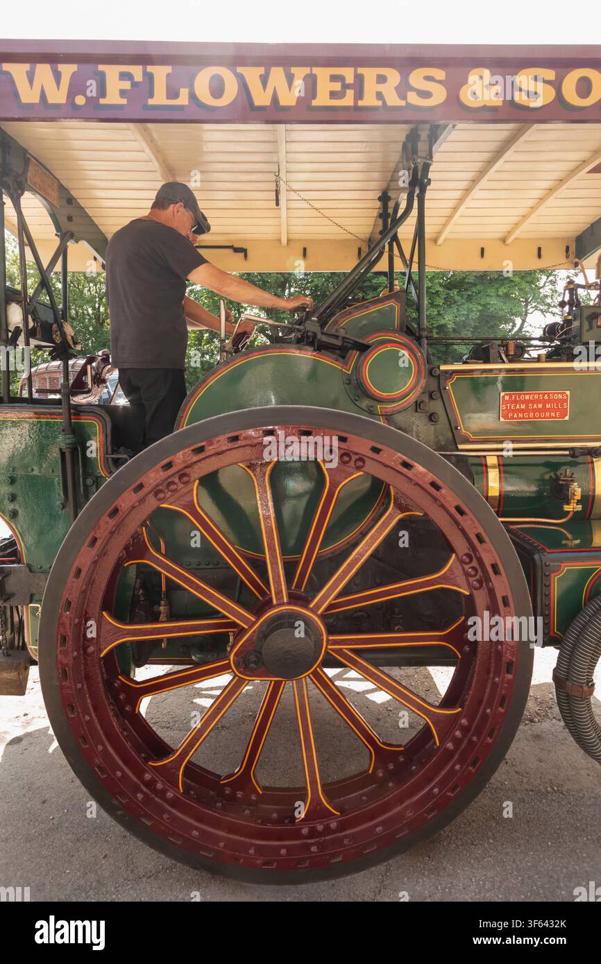 England, Hampshire, Ropley, Ropley Station, Mid-Hants Heritage Railway, auch bekannt als Watercress Line, Ausstellung von Vintage Steam Traktionsmotoren Stockfoto