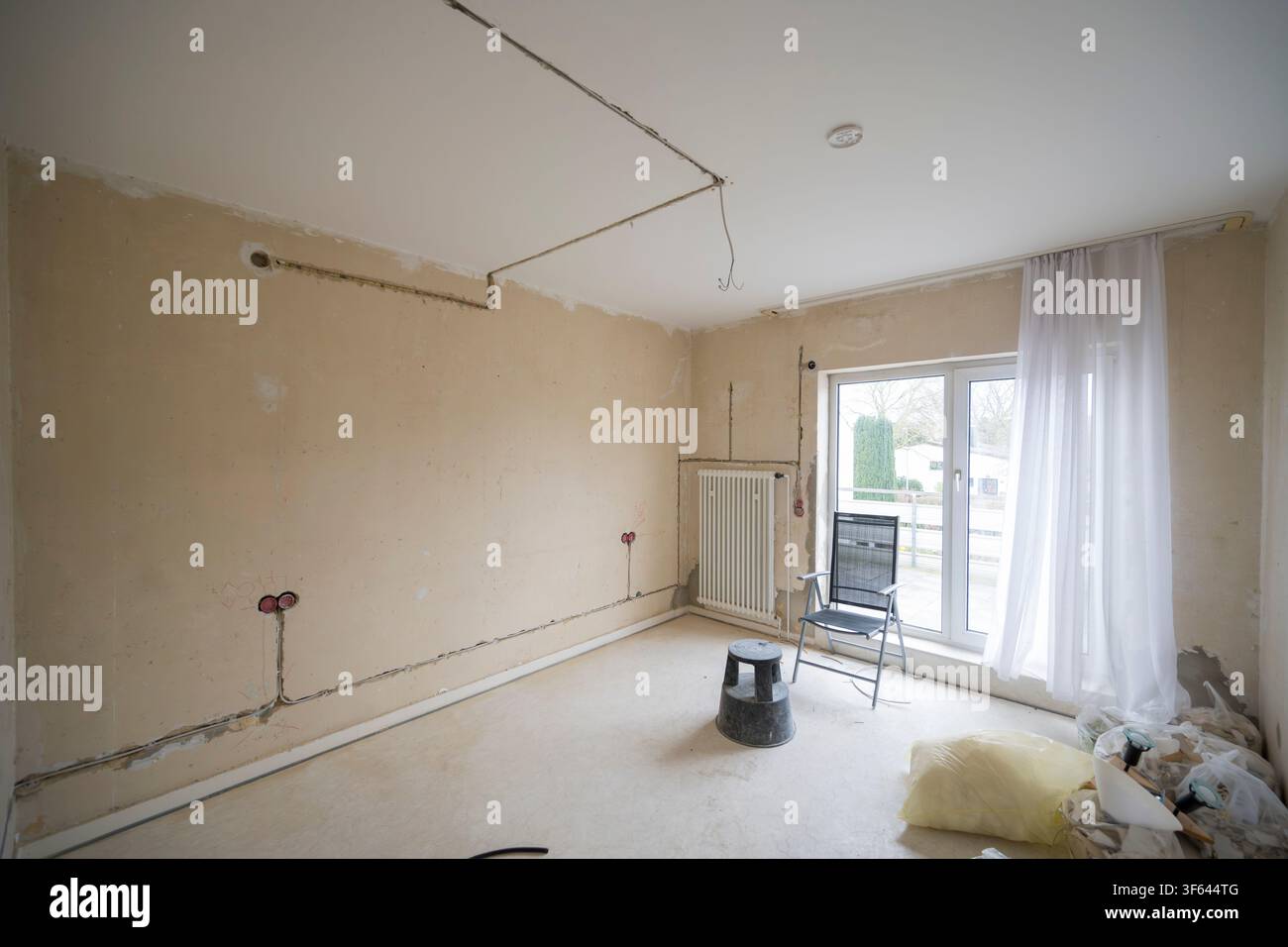 Die Wohnung wird renoviert, Steckdosen für die elektrische Verkabelung, unverputzte freiliegende Steckdosen, Renovierung, älteres Gebäude Stockfoto