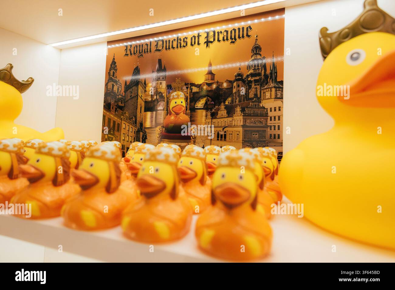 Tschechische Republik, Prag, Gummienten als Stadtsouvenirs in einem Schaufenster Stockfoto